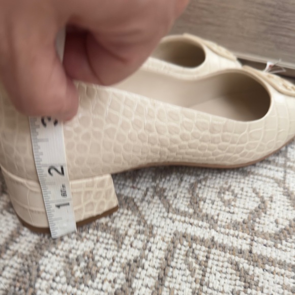Tory Burch Cream Georgia Croc-Embossed  Leather Pump - Picture 5 of 5
